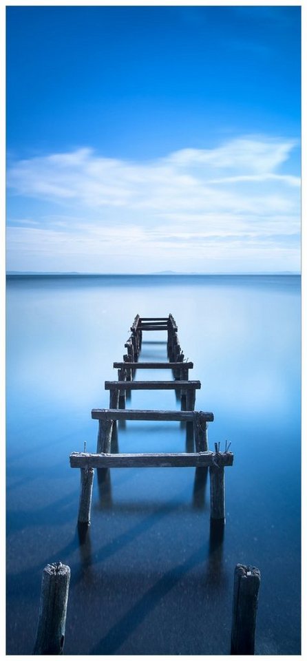 Wallario Türtapete Rustikaler Holzsteg im blauen See, glatt, ohne Struktur von Wallario