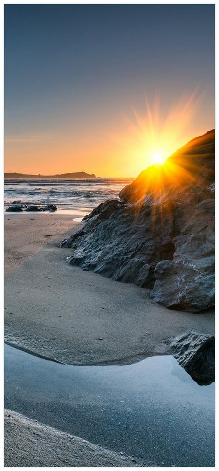 Wallario Türtapete Sonnenuntergang hinter einem Felsen am Strand, glatt, ohne Struktur von Wallario