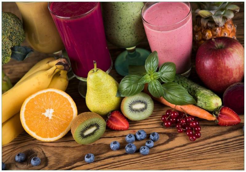 Wallario Vliestapete Bunte Smoothies mit Obst in der Küche, Seidenmatte Oberfläche, hochwertiger Digitaldruck, in verschiedenen Größen erhältlich von Wallario