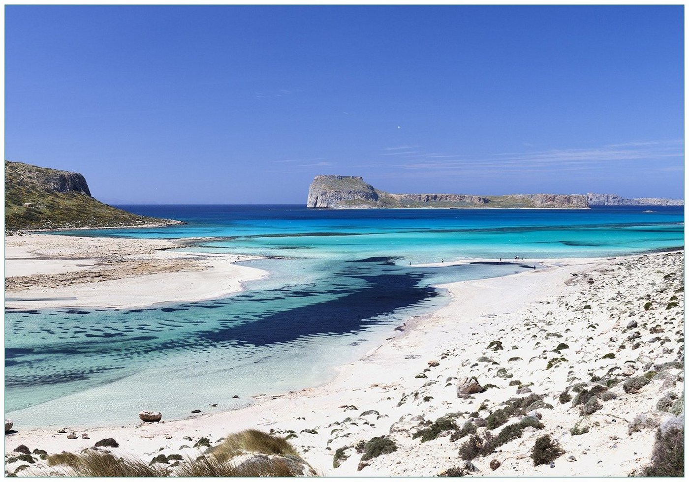 Wallario Vliestapete Einsame Bucht mit weißem Sand und klarem Wasser, Seidenmatte Oberfläche, hochwertiger Digitaldruck, in verschiedenen Größen erhältlich von Wallario