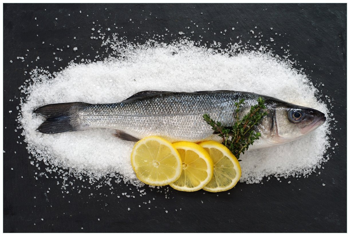 Wallario Vliestapete Fischmenü - Frischer Fisch auf Salz mit Zitronen, seidenmatte Oberfläche von Wallario