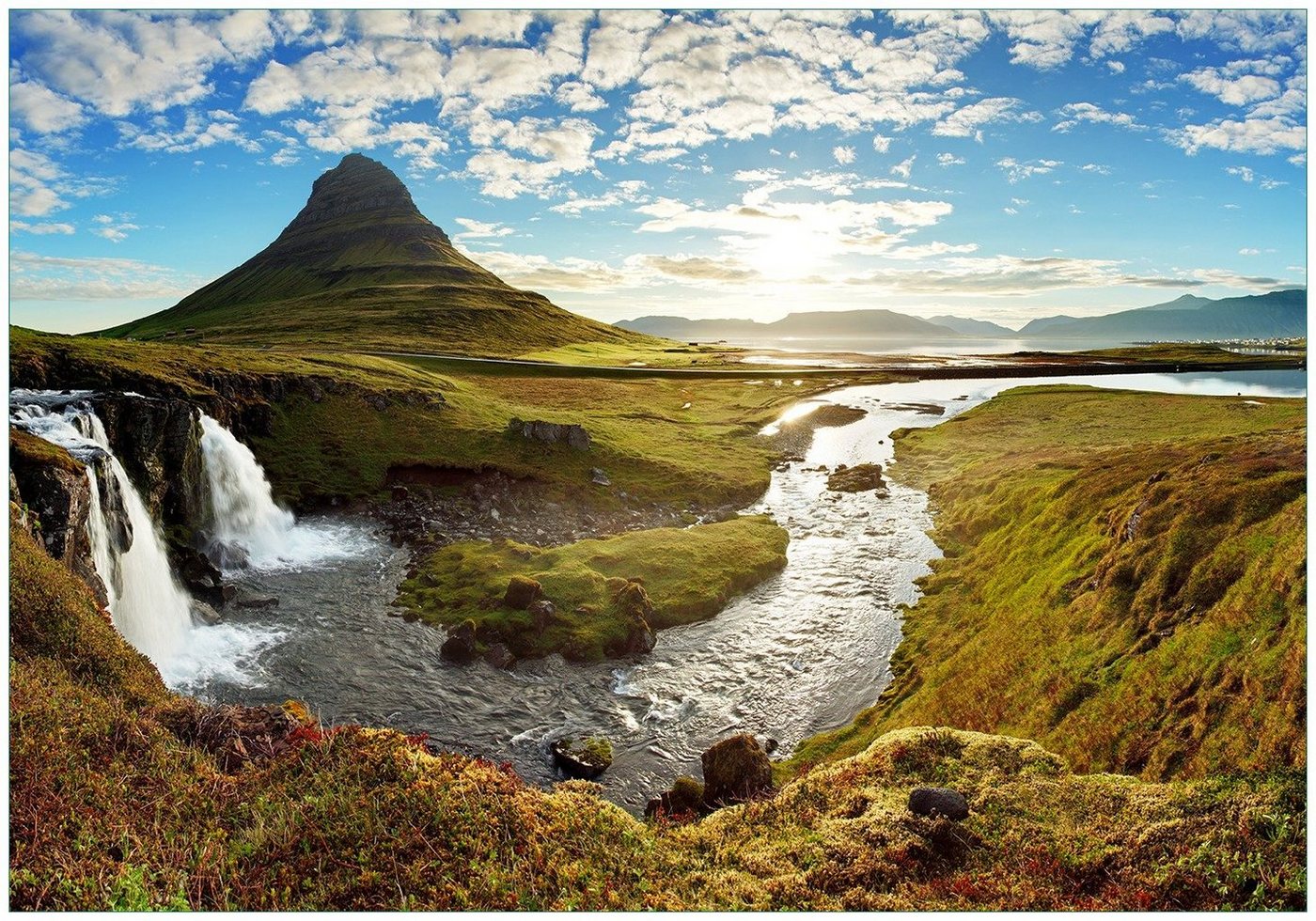 Wallario Vliestapete Island Panorama Fluss Berge und blauer Himmel, Seidenmatte Oberfläche, hochwertiger Digitaldruck, in verschiedenen Größen erhältlich von Wallario