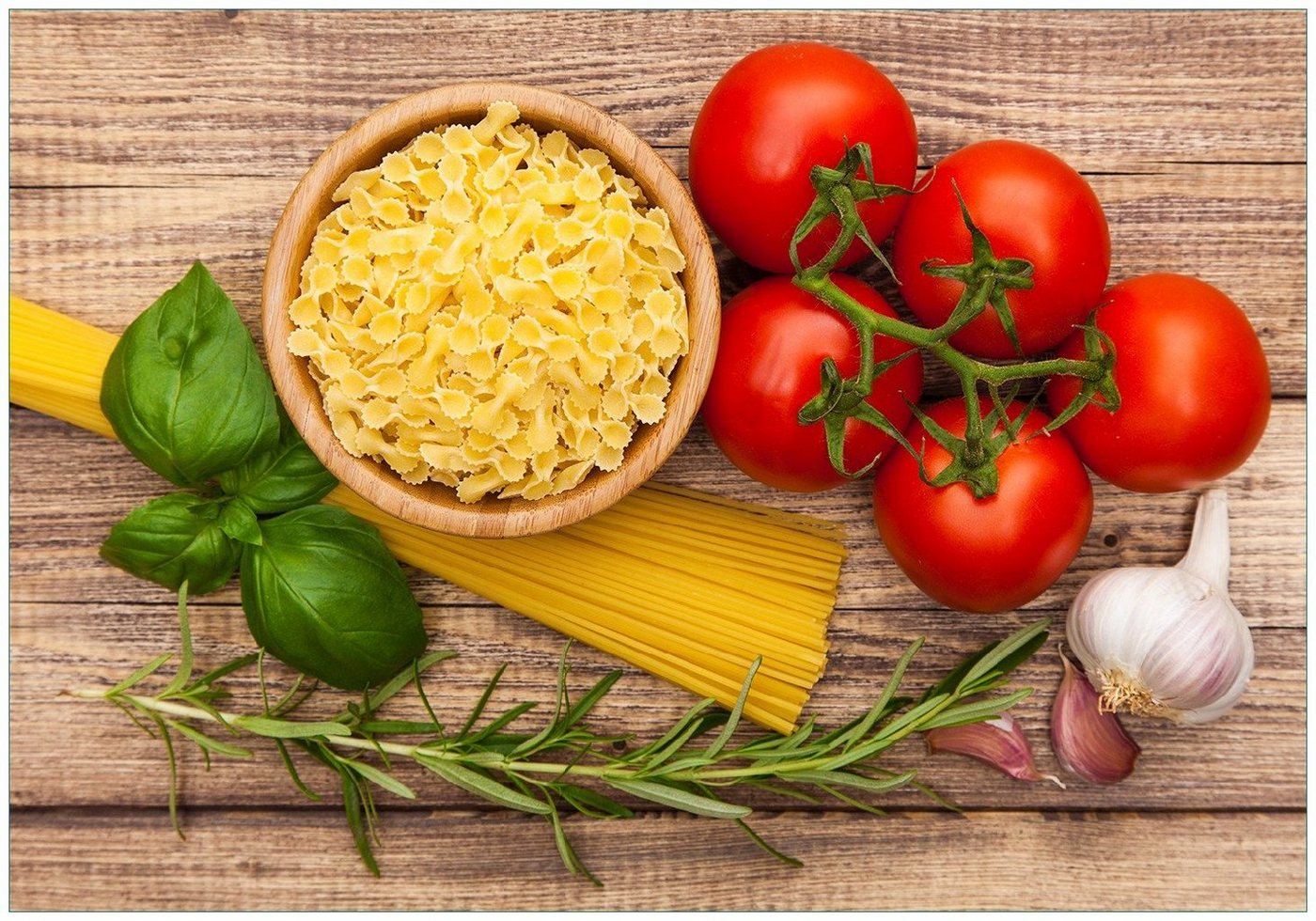 Wallario Vliestapete Spaghetti mit Tomaten, Knoblauch und Basilikum, Seidenmatte Oberfläche, hochwertiger Digitaldruck, in verschiedenen Größen erhältlich von Wallario