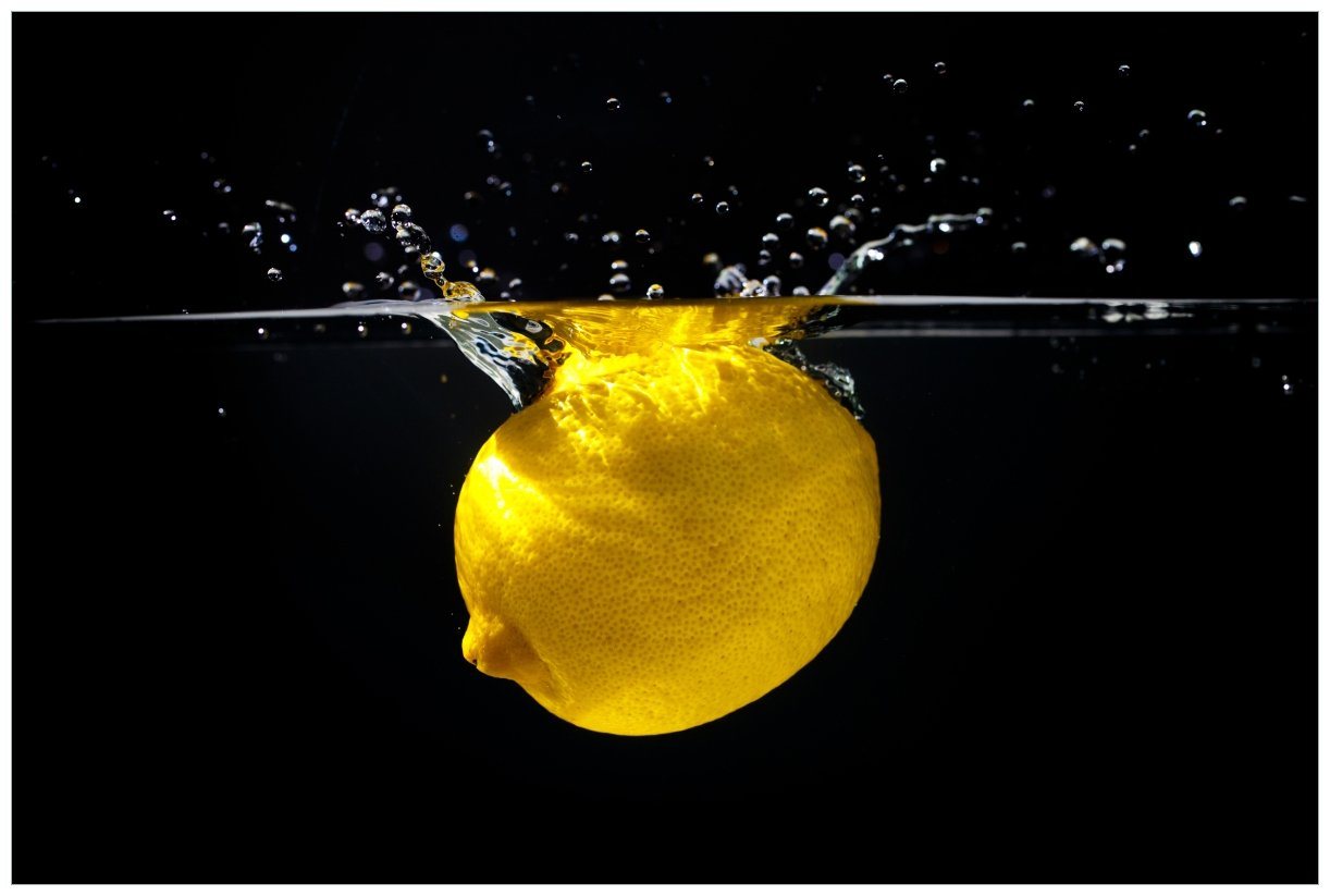 Wallario Vliestapete Zitrone im Wasser - Frisches Obst für die Küche, seidenmatte Oberfläche von Wallario