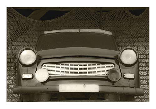 Wallario Wandbild - Alter Trabbi in schwarz-weiß - Frontansicht Scheinwerfer in Premiumqualität, Poster mit rahmenlosen Bildhalter, Größe: 61 x 91,5 cm von Wallario