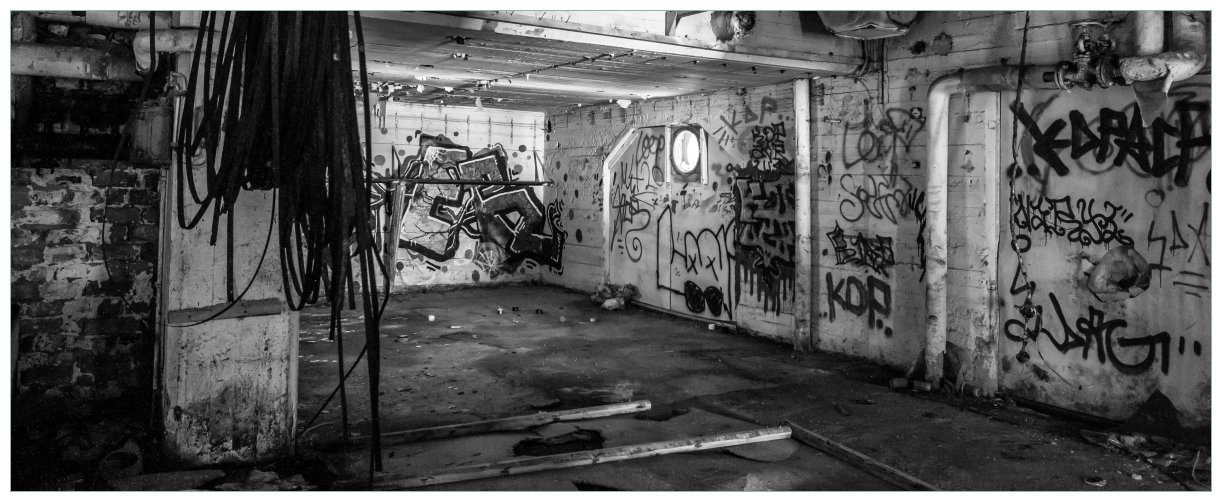 Wallario Wandfolie, Alte verlassene Fabrik in schwarz weiß mit Graffiti, in verschiedenen Ausführungen von Wallario