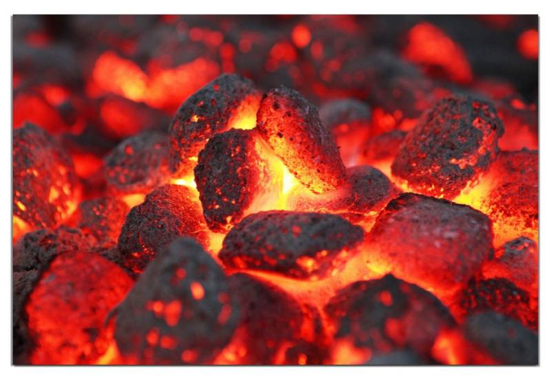 Wallario Wandfolie, Glühende Kohlen im Kamin, wasserresistent, geeignet für Bad und Dusche Wallario Wandfolie, Glühende Kohlen im Kamin, wasserresistent, geeignet für Bad und Dusche von Wallario