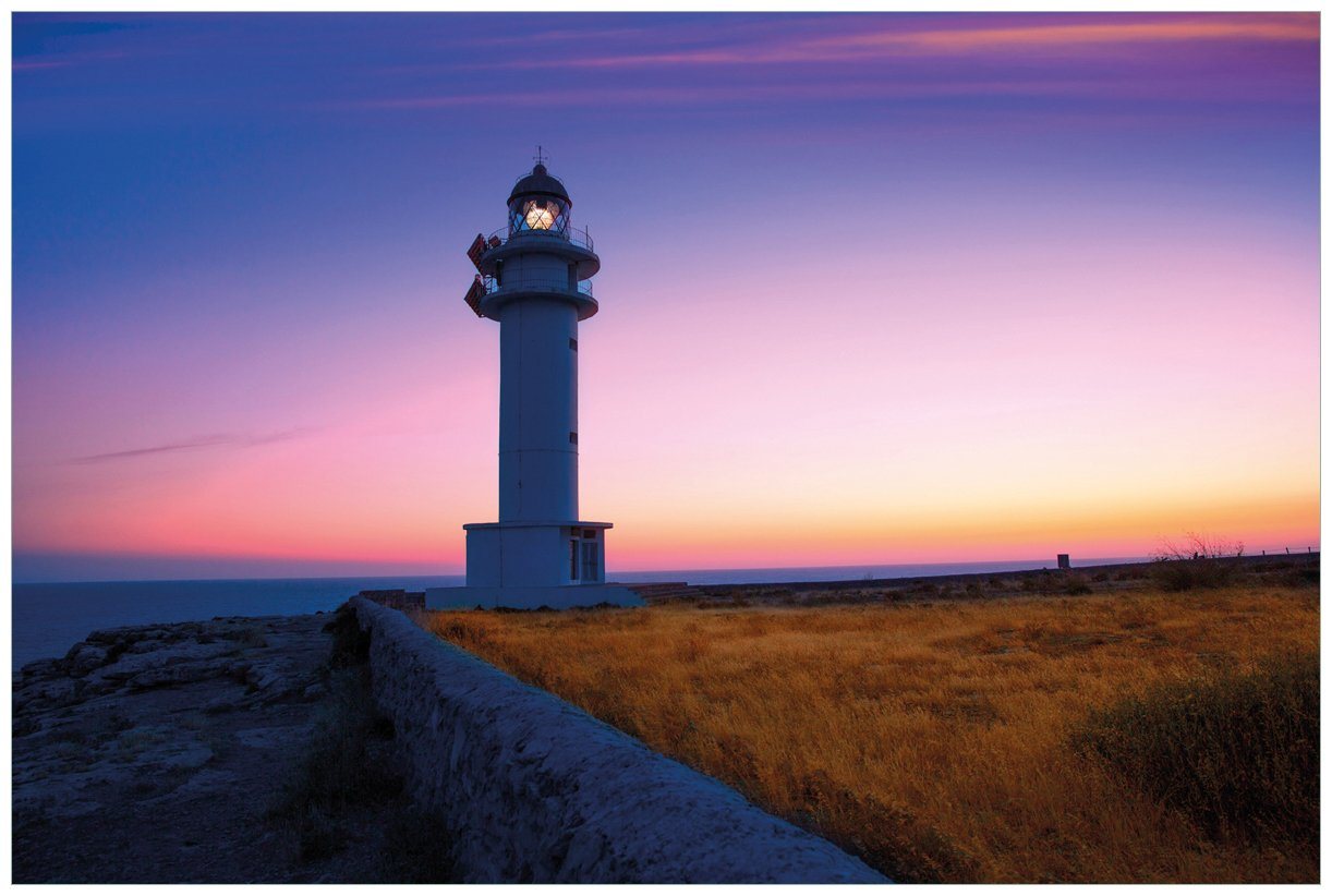 Wallario Wandfolie, Leuchtturm am Abend auf den Balearen Malerischer Himmel, in verschiedenen Ausführungen von Wallario