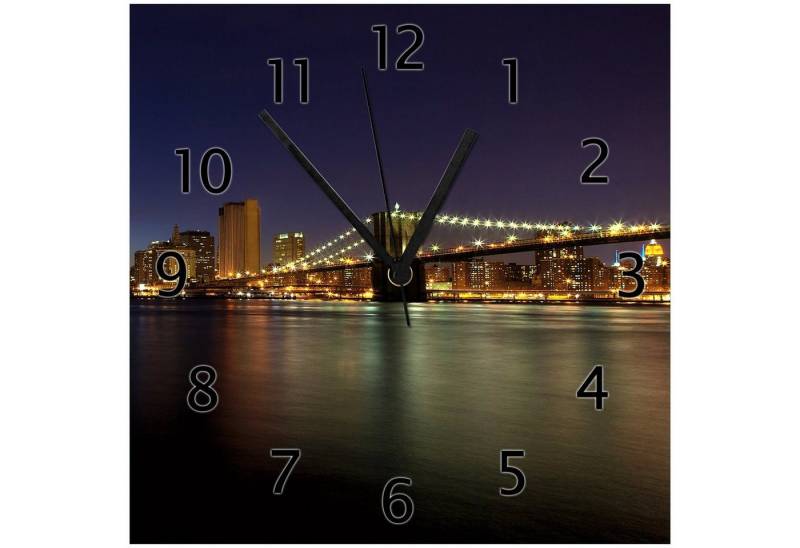 Wallario Wanduhr New York Skyline - Brooklyn Bridge und Manhattan am Abend (Glasuhr) von Wallario