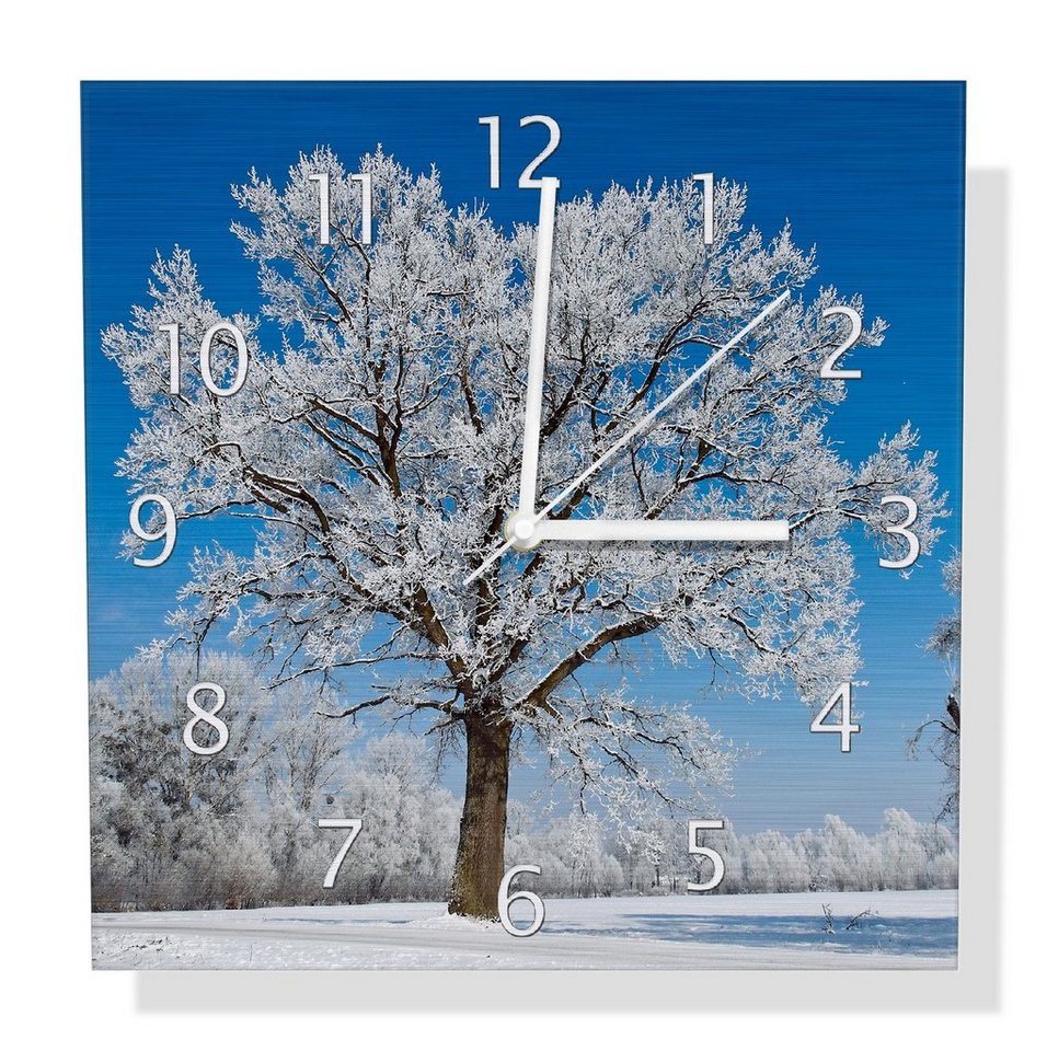 Wallario Wanduhr Schneebedeckter Baum mit blauen Himmel (Aluverbunduhr) von Wallario