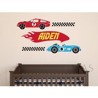 Personalisiertes Rennauto Name Wandtattoo - Rennsport Wandtattoos Kinderzimmer Kunst Wandbild Entfernbarer Vinylaufkleber von WallsArtStudio