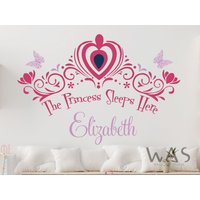 Prinzessin Schläft Hier Wandtattoo, Individuelle Name Mädchen Personalisierte Krone Wandaufkleber, Baby Kinderzimmer Dekor von WallsArtStudio