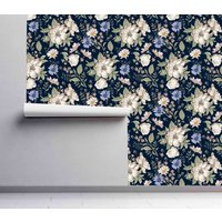 Blumen Auf Dunklem Hintergrund Wandbedeckung - Selbstklebende Vorgeklebte Tapete Florale Illustration Abnehmbare Web Peel & Stick Wallpaper von WallsHaveSoul