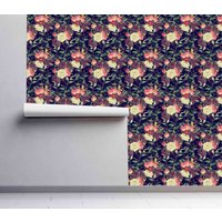 Blumen Auf Dunklem Hintergrund Wandbekleidung - Selbstklebende Vorgeklebte Tapete Florale Illustration Abnehmbare Gewebte Peel & Stick Wallpaper von WallsHaveSoul