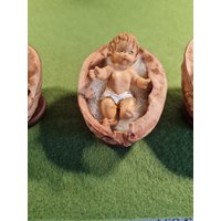 Jesulein Dunkel in Walnussschale Schale Und Echter Schafswolle Mit Braunem Podest Sockel Über 5 cm Walnusshälften Walnuss Schalen Dekoration von WalnussBastelstube