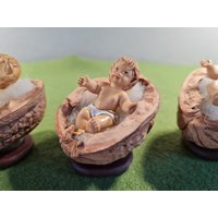 Jesulein Hell in Walnussschale Schale Und Echter Schafswolle Mit Braunem Podest Sockel Über 5 cm Walnusshälften Walnuss Schalen Dekoration von WalnussBastelstube