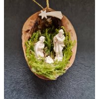 Krippe Baumschmuck in Walnuss Christbaum Mit Goldenem Band Heilige Familie Moos Winter Weihnachten Deko Geschenk von WalnussBastelstube