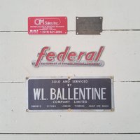 Industrielles Messing-Platten-Schild-Metallabzeichen-Maschinen-Schild von WalnutHillVintage