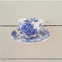 Johnson Bros English Chippendale Blaue Und Weiße Teetassen Untertassen von WalnutHillVintage