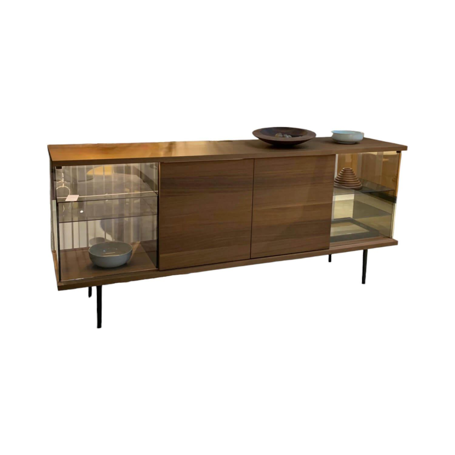 Sideboard The Farns S2700 Nussbaum Mit Splintholz Geölt Mit Glas Gestell Pulverb... von Walter Knoll