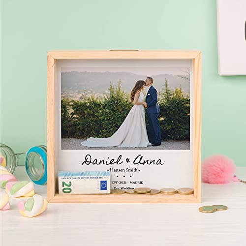 Wanapix | Personalisierte Spardose aus Holz | quadratischen Sparschwein Mit Foto und Text| Pappelholz und Methacrylat | Geschenk für Hochzeit/Taufe/Geburtstag | Bild mit Phrasen von Wanapix