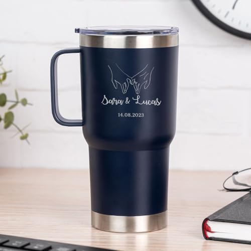 Wanapix | Personalisierter doppelschichtiger Thermobecher | Füllmenge 600 ml | Farbe Marineblau | Hält stundenlang kalt und warm | Becher mit eingraviertem Namen | Valentinstag | Holding hands Wanapix | Personalisierter doppelschichtiger Thermobecher | Füllmenge 600 ml | Farbe Marineblau | Hält stundenlang kalt und warm | Becher mit eingraviertem Namen | Valentinstag | Holding hands von Wanapix