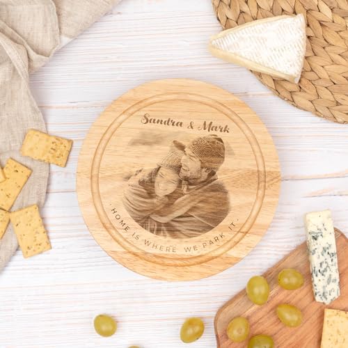 Wanapix | Personalisiertes Käsebrett mit Foto und Text | Käsemesser Set Inklusive (4 Käseutensilien) | Holz mit Gravuren | 22ø x 3,5 cm | 100% personalisiert von Wanapix