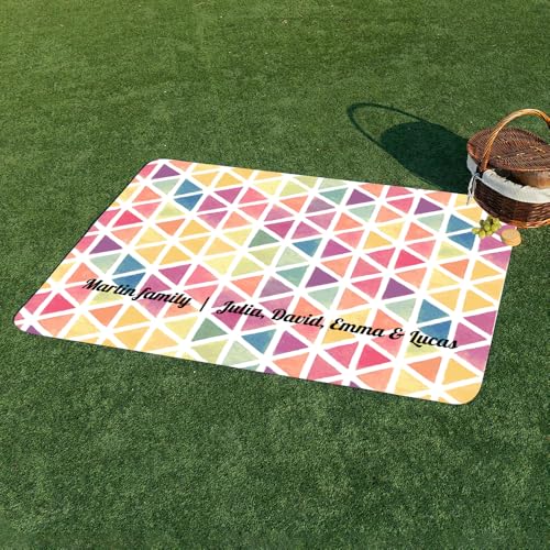 Wanapix | Picknickdecke 240x145 cm | Bunte Dreiecke | Personalisiert mit Texten | Wasserdicht | Inklusive Tragegurt mit Griff | Große Decke für Garten, Strand oder Park | Dreiecke Wanapix | Picknickdecke 240x145 cm | Bunte Dreiecke | Personalisiert mit Texten | Wasserdicht | Inklusive Tragegurt mit Griff | Große Decke für Garten, Strand oder Park | Dreiecke von Wanapix