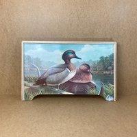 Mid Century Holztablett Mit Entenmotiv - Mehrzweckplatte Servierplatte Betttablett Tiermotiv Dekoration Landhaus Stil 1950-70 Mid Century Holztablett Mit Entenmotiv - Mehrzweckplatte Servierplatte Betttablett Tiermotiv Dekoration Landhaus Stil 1950-70 von Wandabazaa