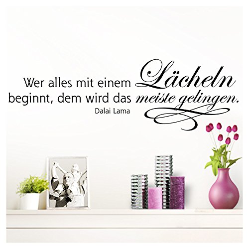 Wandaro Wandtattoo Zitat Wer Alles mit einem Lächeln beginnt I schwarz (BxH) 80 x 25 cm I Wohnzimmer Schlafzimmer Flur Aufkleber Wandsticker Wandaufkleber W3310 von Wandaro