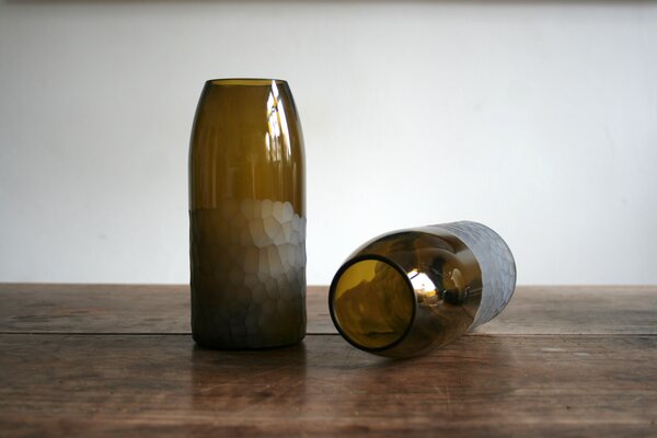 Wandelwerk Vase handgefertigt aus einer Weinflasche, "Die Facettenreiche" von Wandelwerk
