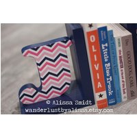 Buchstabe, Buchstützen, Erste Pink Und Marine Chevron Holz Custom Buchstützen - Individuell Erstellt | Alphabet Name Buchstützen von WanderlustbyAlissa