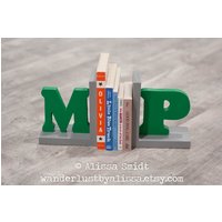Initial, Buchstützen, Buchstaben Grün Und Grau Holz Custom Buchstützen - Erstellt | Alphabet Name Buchstützen von WanderlustbyAlissa
