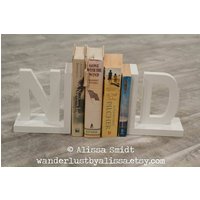 Weiße Buchbriefe, Buchsends Aus Holz - Individuell Erstellt, Um Mit Ihrem Dekor Zu Koordinieren | Alphabetbuchsend von WanderlustbyAlissa