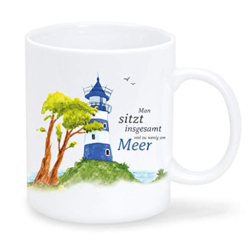 Tasse Leuchtturm auf Hügel mit Bäumen und Spruch ? Spruch 3 ?Man sitzt insgesamt viel zu wenig am Meer? von Wandtattoo Loft