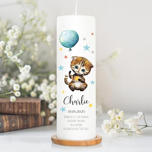 Wandtattoo Loft Taufkerze Junge oder Mädchen Motiv Katze mit Luftballon, 25cm x 8cm, personalisierte Kerze, bedruckte Kerze zur Taufe, Stumpenkerze, individuelles Taufgeschenk von Wandtattoo-Loft