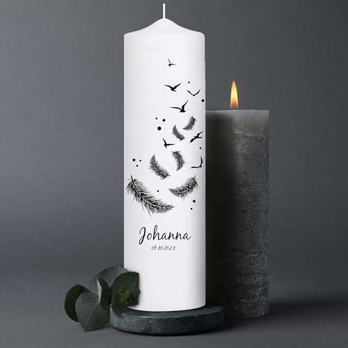 Wandtattoo Loft Trauerkerze personalisiert mit Namen und Datum, Motiv mit Federn und Vögeln, 25cm x 7cm, personalisierte Trauerkerze, Kondolenzkerze, Beileidskerze, Trauerlicht, Grabkerze Wandtattoo Loft Trauerkerze personalisiert mit Namen und Datum, Motiv mit Federn und Vögeln, 25cm x 7cm, personalisierte Trauerkerze, Kondolenzkerze, Beileidskerze, Trauerlicht, Grabkerze von Wandtattoo-Loft