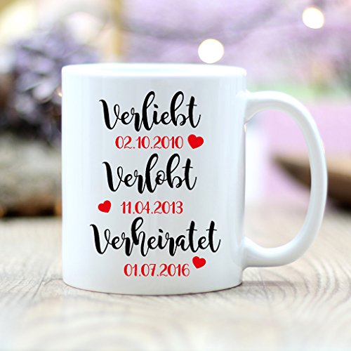 Wandtattoo-Loft Bedruckte Keramiktasse „Verliebt, Verlobt, Verheiratet“ mit Wunschnamen und Wunschdaten/beidseitig/Tasse/Becher/Spülmaschinenfest von Wandtattoo-Loft