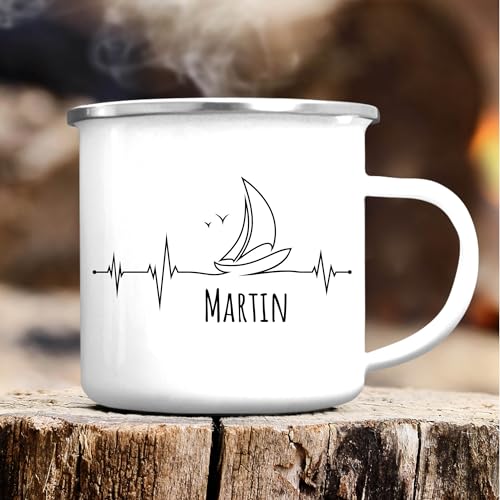 Wandtattoo Loft Campingbecher Emaille Becher Herzschlag Herzfrequenz mit Segler Segelboot maritim, personalisiert Wunschname, silber von Wandtattoo Loft