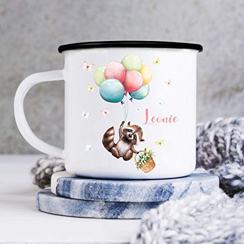 Wandtattoo Loft Emaillebecher bedruckte Kindertasse mit Waschbär mit Luftballons Trinkbecher, schwarz Wandtattoo Loft Emaillebecher bedruckte Kindertasse mit Waschbär mit Luftballons Trinkbecher, schwarz von Wandtattoo Loft