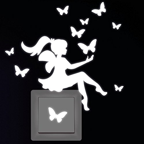 Wandtattoo-Loft Leuchtaufkleber „Kleines Elfenmädchen mit Schmetterlinge“ für Lichtschalter oder Steckdose/Fluoreszierend und im Dunkeln Leuchtend von Wandtattoo-Loft