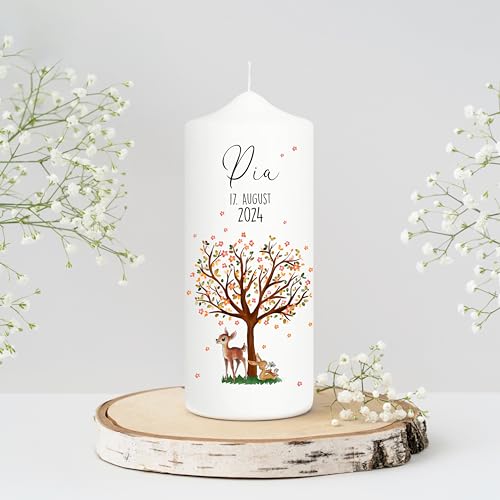 Wandtattoo Loft Taufkerze Mädchen oder Junge personalisierte Patenkerze, Motiv mit Baum, Reh und Hase, 18cm x 7cm, personalisierte Kerze, bedruckte Kerze Taufe, Stumpenkerze, Taufgeschenk von Wandtattoo Loft