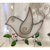 Handgemachte Glas Taube Vogel Mit Perlendrahtrolle Ast Und Perlenbeeren - Sonnenfänger Deko Hängend von WantsumGlass