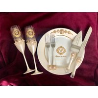 Gold Weiße Hochzeitsflöten Tortenmesser Teller Für Hochzeitstorte Und Zwei Gabeln Personalisierte Hochzeit Gläser Gold Weiße Hochzeitsflöten Tortenmesser Teller Für Hochzeitstorte Und Zwei Gabeln Personalisierte Hochzeit Gläser von WarmhomeGifts