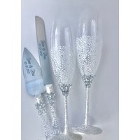 Hand Bemalt Flöten Weiße Hochzeit Gläser Kuchen Server Messer Graviert Weiß Champagner Schneiden Braut Bräutigam von WarmhomeGifts