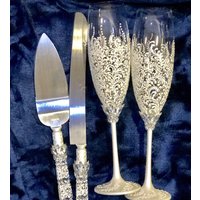 Personalisierte Flöten Kuchen Server Und Messer Weiße Hochzeit Gläser Schnitte Set Von Hand Bemalt Silber von WarmhomeGifts