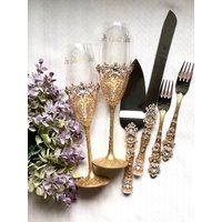 Personalisierte Gold Hochzeit Gläser Zwei Gabeln Und Tortenheber Messer Gravierte Flöten Kuchen Servieren Set Golden Wedd von WarmhomeGifts