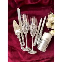 Personalisierte Hochzeitsgläser Für Braut Und Bräutigam Silber Weiß Tortenheber Messer Einheit Kerzen Set Hochzeit Gläser von WarmhomeGifts