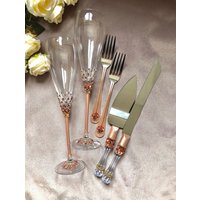 Personalisierte Rose Gold Hochzeit Gläser Zwei Gabeln Und Kuchen Server Messer Graviert Flöten Dienen Set von WarmhomeGifts