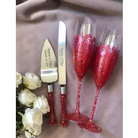 Personalisierte Rote Hochzeitsgläser Und Tortenmesser Gravur Flöten Hochzeit Sektflöten Tortenschneider Set Rustikale Gläser von WarmhomeGifts